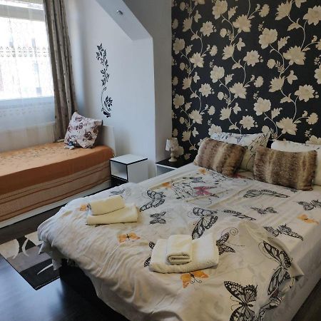 White Black Rooms Hunedoara Dış mekan fotoğraf